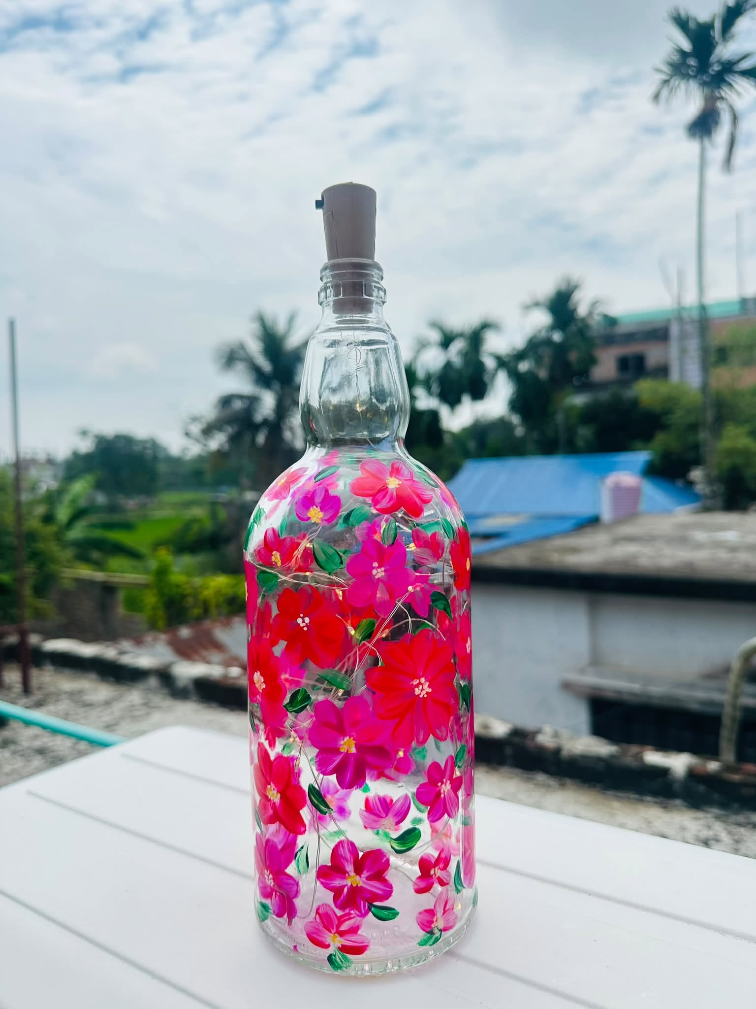 ফুলের নকশাযুক্ত স্বচ্ছ কাঁচের ডেকোরেটিভ বোতল