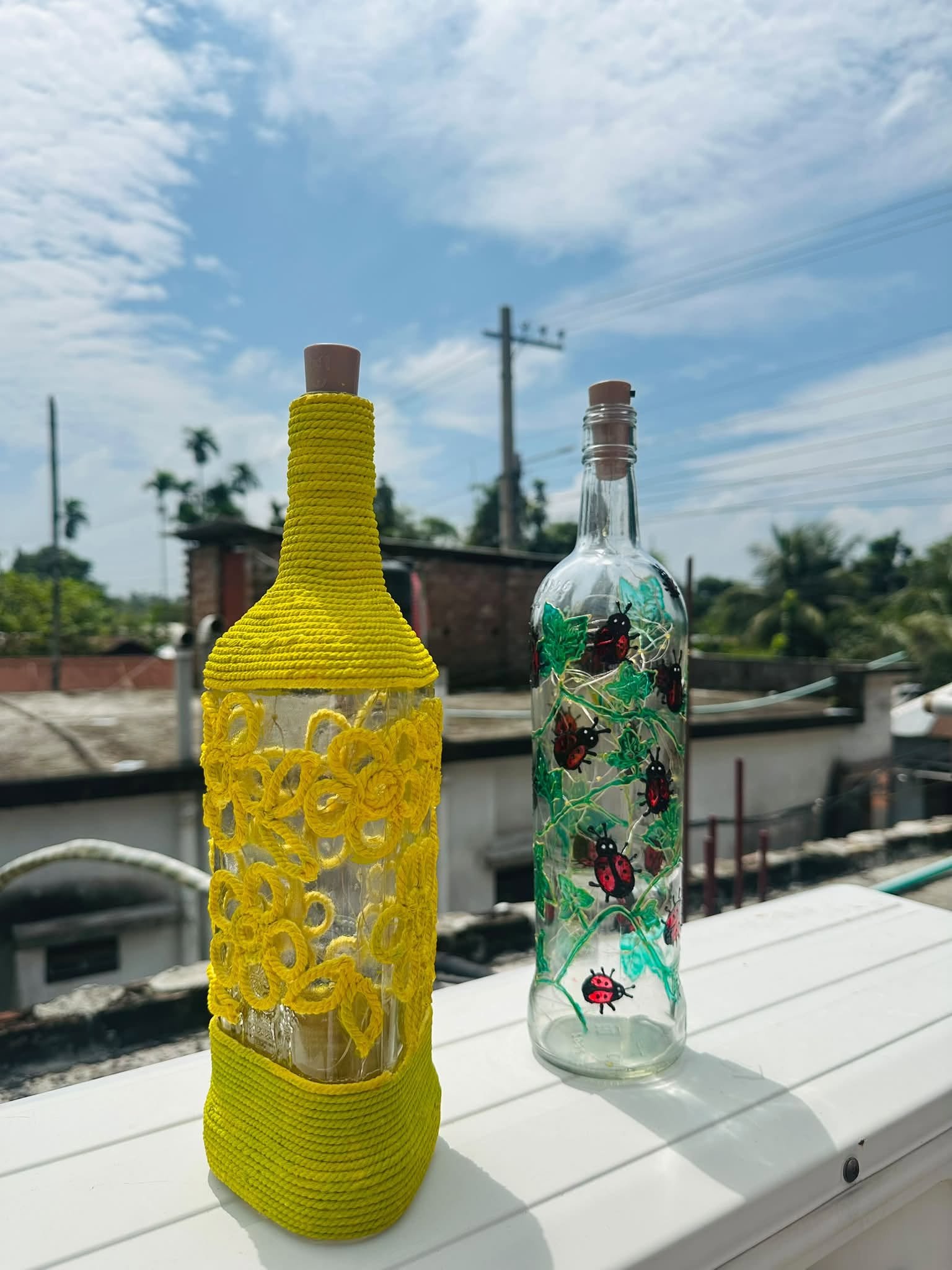 হলুদ রঙের দড়ির কাজ করা কাঁচের ডেকোরেটিভ বোতল